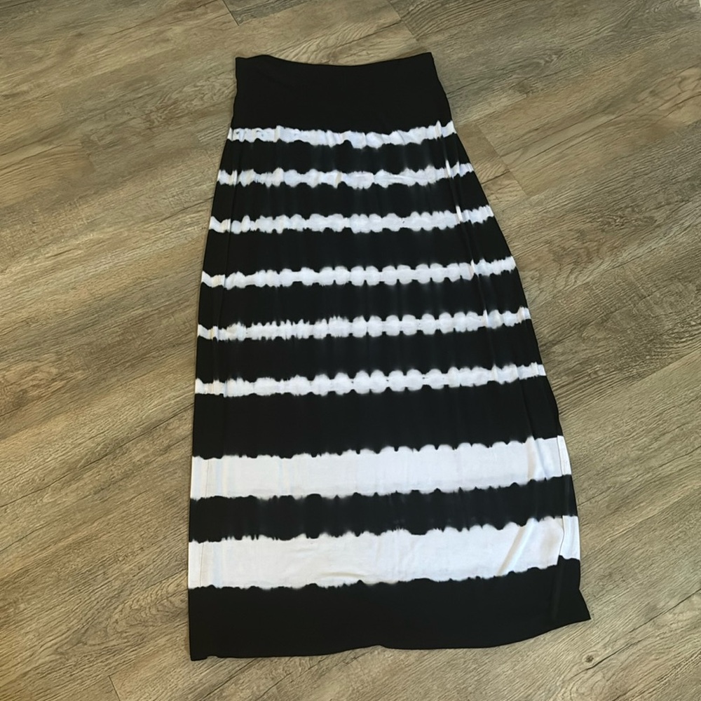 Navy and white maxi skirt, slit on left side. Size L